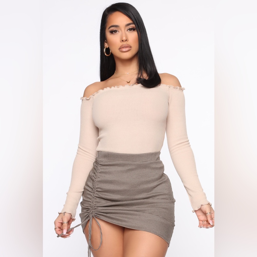 Off shoulder lettuce trim crop
